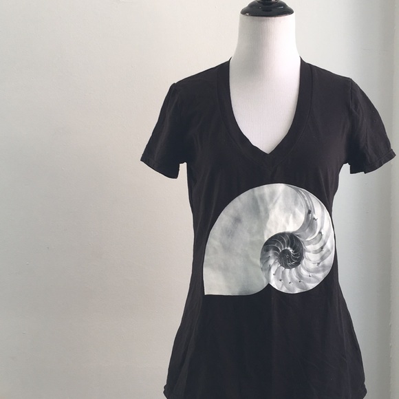 Norma Kamali Tops - Norma Kamali black ammonite shell print V neck S